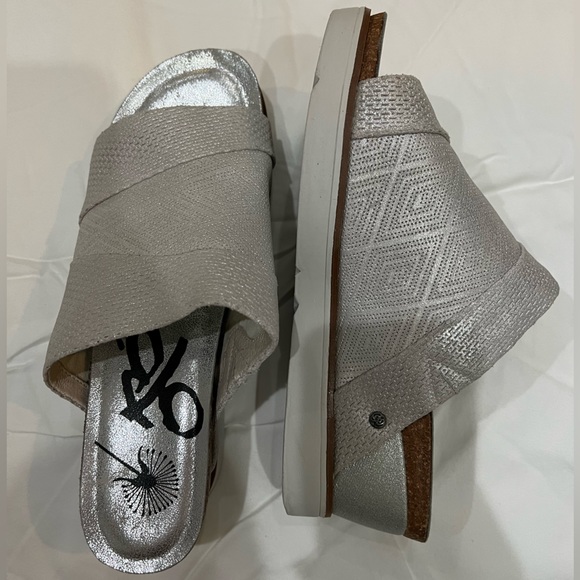 OTBT Earthshine Light Gold Wedge Sandals - Picture 1 of 3